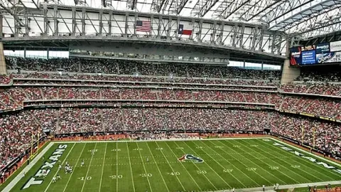 克雷桑与莫伊塞斯共度生辰，甜蜜合影中展个性庆生造型